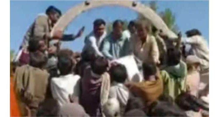 ٹھٹرتی سردی میں آٹے کی لائن میں لگا شخص جان کی بازی ہار گیا