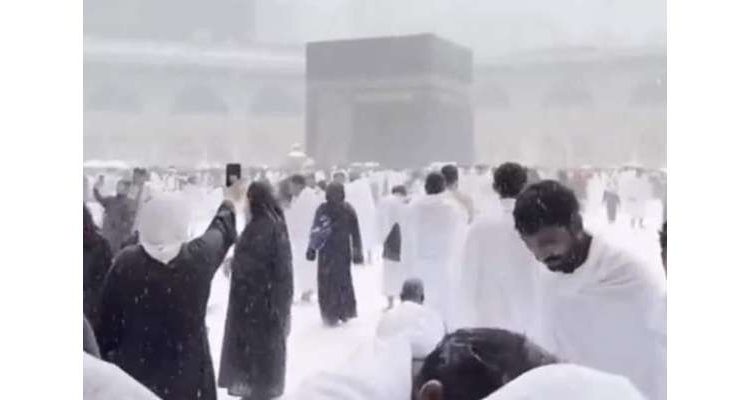 مسجد الحرام میں برف باری کی حقیقت منظرِعام پر آگئی