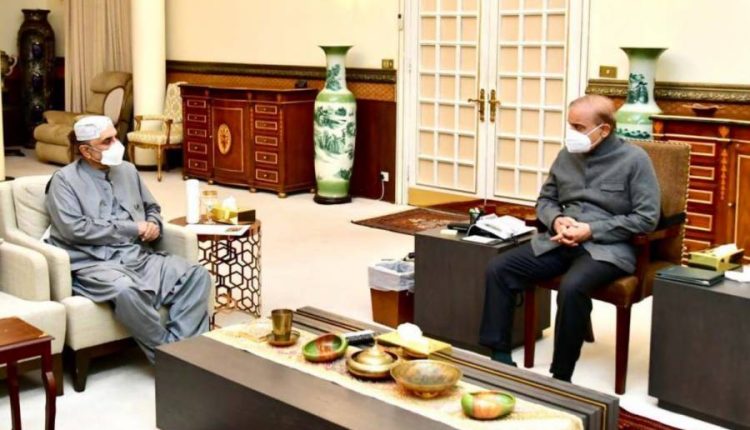 شہباز شریف اور آصف زرداری کے درمیان ہونیوالی ملاقات کی اندرونی کہانی سامنے آگئی