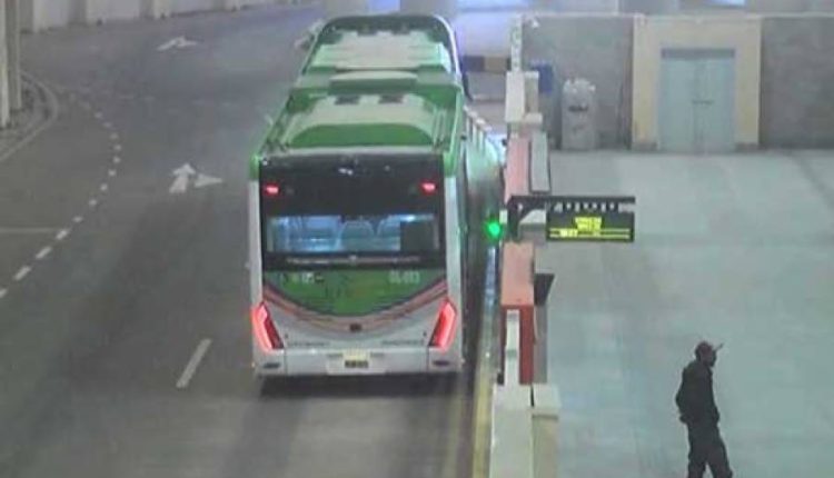 کراچی میں گرین لائن بس کو حادثہ، جنگلے سے ٹکرا گئی