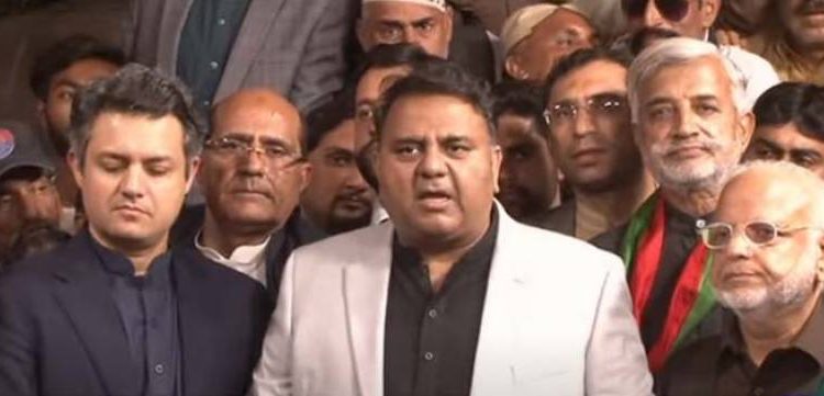 جیل بھرو تحریک، اسد عمر اور شاہ محمود قریشی کل ہی گرفتاری دینا چاہتے ہیں: فواد چوہدری