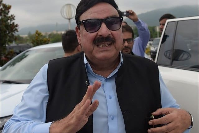 حکومتی تاش کے پتے بکھرنا شروع؛ چیئرمین نیب کا استعفی پہلی کڑی ہے، شیخ رشید