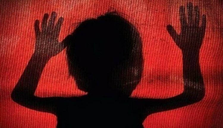 دو ٹافیاں چوری کرنے کا الزام، سوتیلی دادی ڈائن بن گئی، 7 سالہ بچی کو مار مار کر مار ہی ڈالا