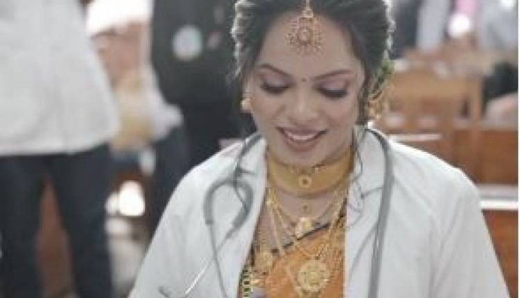 میڈیکل کی ایک طالبہ اپنی شادی کے دن عروسی لباس پہن کر امتحان دینے پہنچ گئی، ویڈیو وائرل