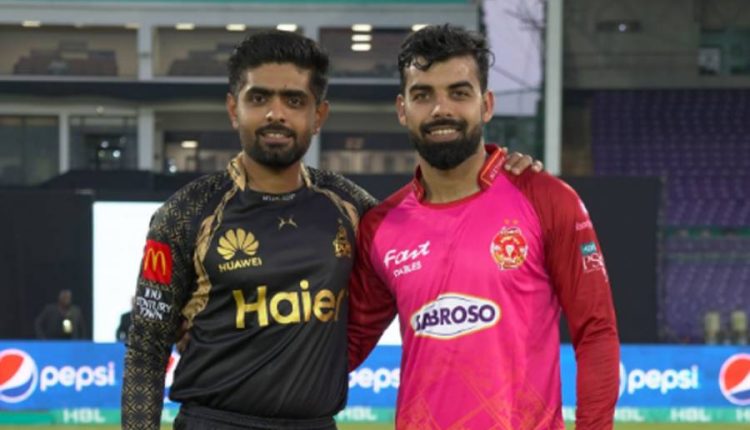 ٹاس کے موقع پر شاداب کا تعارف شادی شدہ کے طور پر کروایا گیا لیکن جب بابراعظم کی باری آئی تو کیا ہوا؟ جانیے