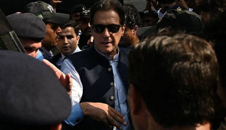 عمران خان جوڈیشل کمپلیکس اسلام آباد پہنچ گئے، سخت سکیورٹی انتظامات, کارکنان نے دروازہ توڑ دیا
