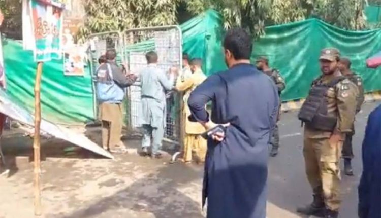 ضلعی انتظامیہ کا زمان پارک میں آپریشن ، بینرز اتارنے والی ٹیم اور پی ٹی آئی کارکنان میں لڑائی ہو گئی