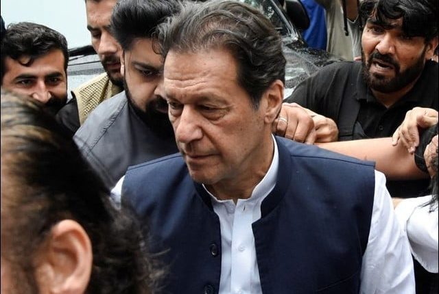 عمران خان عدالتوں میں پیش، ممنوعہ فنڈنگ کیس میں عبوری ضمانت منظور