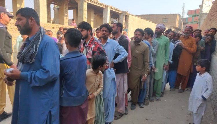 ضلعی انتظامیہ کی بے حسی ڈیرہ اللہ یار سستے آٹے کے اسٹال پر بد نظمی سستہ آٹا خریدنا ناممکن ہوگیا
