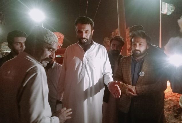 ڈیرہ اللہ یار چیف آفیسر میونسپل کارپوریشن ڈیرہ اللہ یار بیٹے سمیت میونسپل کارپوریشن ڈیرہ اللہ یار کا سرکاری سامان بیچتے ہوئے شہریوں کے ہتھے چڑھ گیا