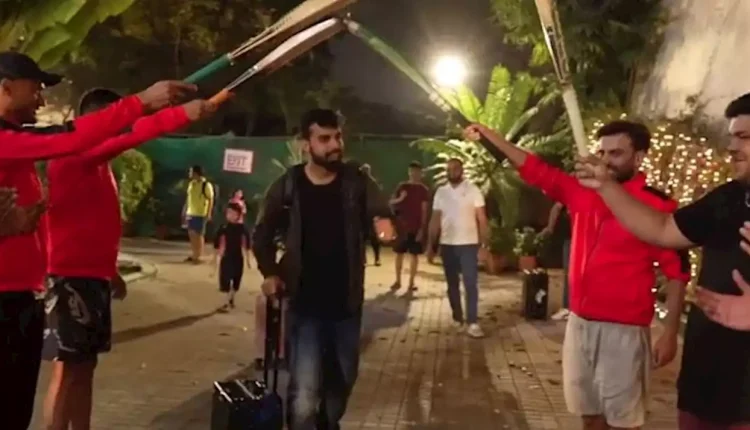 شاداب کی اہلیہ کے ہمراہ کراچی آمد، اسلام آبادکے کھلاڑیوں کا منفرد انداز میں استقبال،ویڈیو وائرل