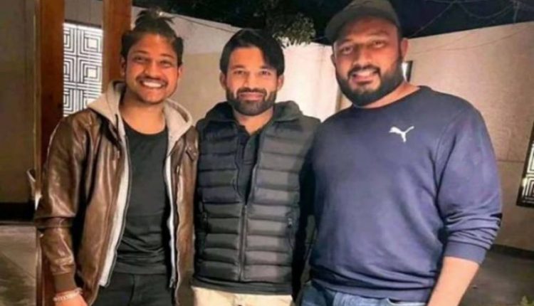 محمد رضوان کو ریپ کے الزام کا سامنا کرنے والے کرکٹر کے ساتھ ملاقات کرنا مہنگا پڑ گیا