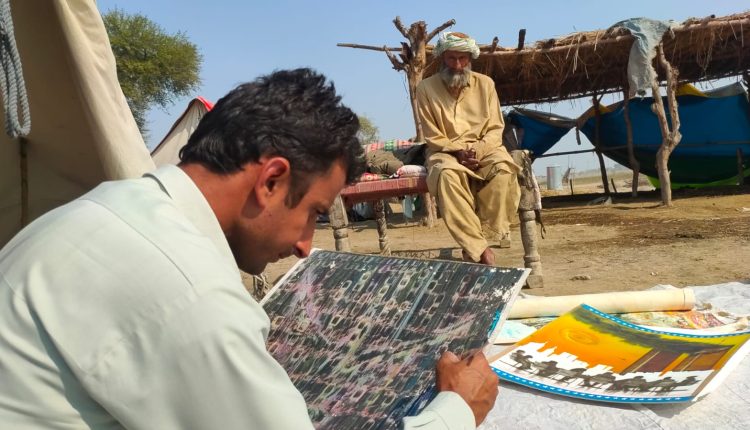 جعفرآباد کا نوجوان مصور آرٹس قاسم بگٹی ہمت اور حوصلے کا مینار جسے نا سیلاب نے کمزور کیا نا ہی گھر اور مال مویشی قیمتی سامان کے نقصان نے بد دل کیا