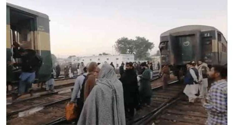 پشاور سے کراچی جانے والی ٹرین دو حصوں میں تقسیم ہو گئی