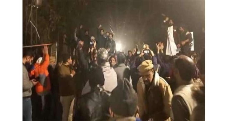 عمران خان کی گرفتاری کے معاملے پر حکومت تذبذب کا شکار