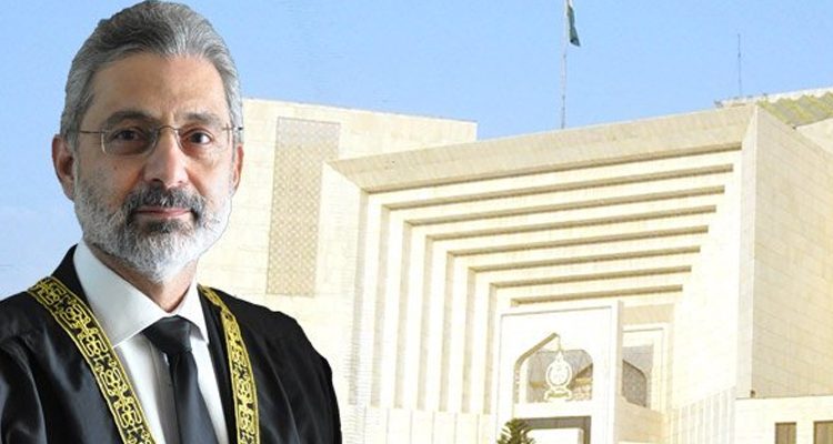 پیدل چل کرسپریم کورٹ پہنچنے والےجسٹس قاضی فائز عیسیٰ عوام کو روکنے پر سکیورٹی اہلکار پر برہم