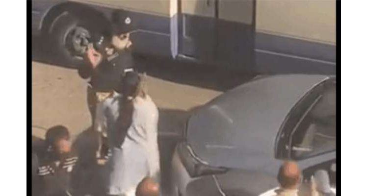 خاتون کے تشدد کا شکار ہونے والے پولیس افسر نے واقعے کی تفصیلات بتا دیں