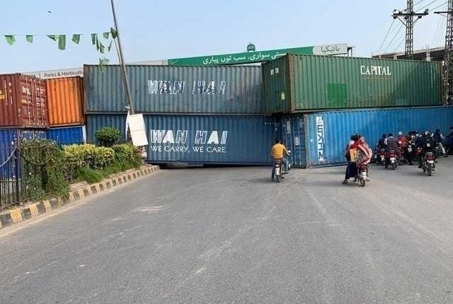 پی ٹی آئی کا جلسہ، لاہور کے مختلف راستے کنٹینر لگا کر بند