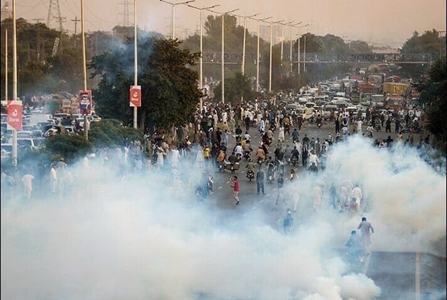 عمران خان کی ممکنہ گرفتاری، زمان پارک کے باہر پولیس اور پی ٹی آئی کارکنوں میں جھڑپیں جاری