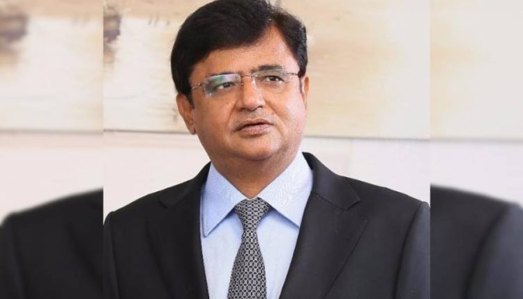 ڈالر کی اونچی اڑان کے بعد پیٹرول کی قیمت میں کتنے روپے اضافے کا امکان ؟اینکر پرسن کامران خان نے بتا دیا