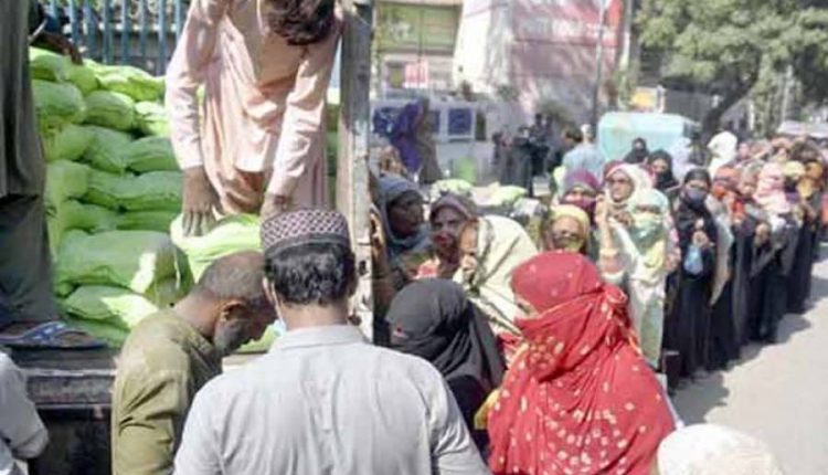 مفت آٹے کی تقسیم کا منصوبہ ، لاہور سمیت کئی شہروں میں مفت آٹے سے لدے ٹرک لوٹ لئے گئے
