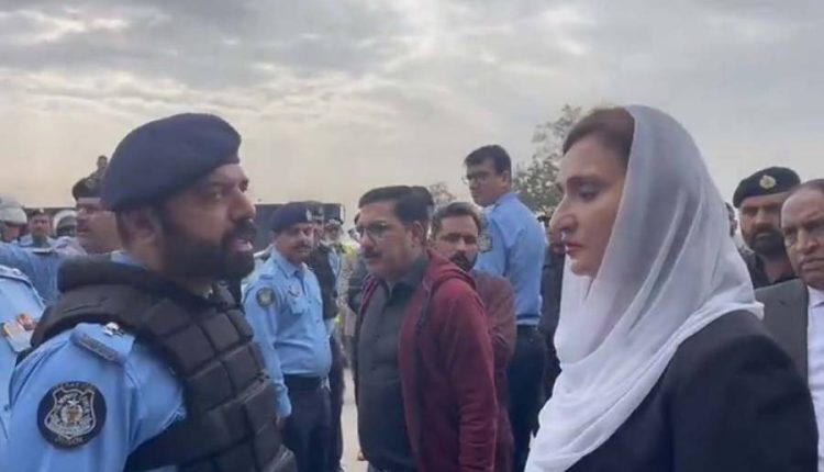 پی ٹی آئی کی رہنما ملیکہ بخاری کی اسلام آباد جوڈیشل کمپلیکس کے اندر داخل نہ ہونے دینے پر پولیس اہلکاروں سے تلخ کلامی ،ویڈیو وائرل