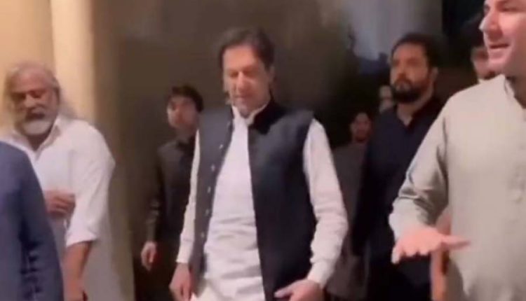 "تم نے دیکھا کتنی پبلک باہر نکلی؟" جلسے کے بعد زمان پارک پہنچنے پر عمران خان کے تبادلہ خیال کی ویڈیو وائرل ہوگئی