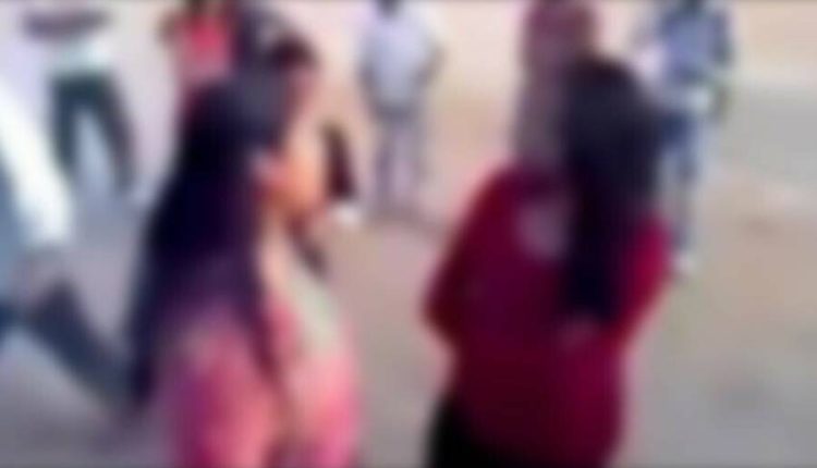 'آٹا پہلے میں لوں گی'، ملتان میں خواتین ایک دوسرے پر جھپٹ پڑیں، تھپڑوں کی بارش