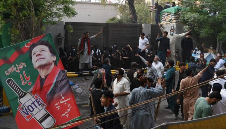 پولیس نے عمران خان کے گھر کا دروازہ توڑ دیا، اندر داخل ہو گئی،متعدد کارکنان گرفتار