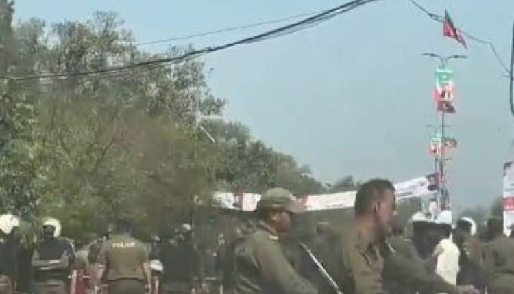 زمان پارک سے تحریک انصاف کے کارکنان کی پکڑ دھکڑ، واٹر کینن کا استعمال شروع، ویڈیوز سامنے آگئیں