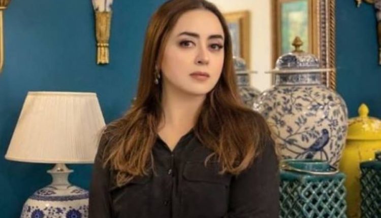 ماریہ بی نے قبرستان میں فوٹوشوٹ کروانے پر صارفین سے معافی مانگ لی