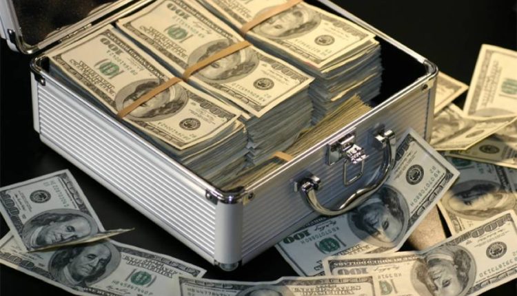 انٹر بینک مارکیٹ میں ڈالر کی قیمت میں بھاری اضافہ ہو گیا