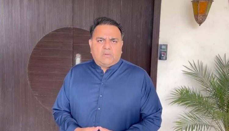 بشریٰ بیگم گھریلو اور پردہ دار خاتون، پولیس نے عمران خان کے گھر پر بزدلانہ حملہ کیا: فواد چوہدری