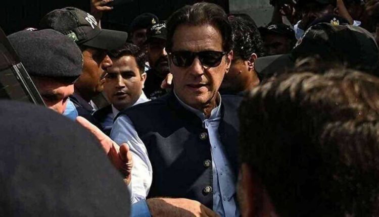 عمران خان اسلام آباد پہنچ گئے، پولیس کی کارکنان کو پیچھے ہٹانے کی کوششیں