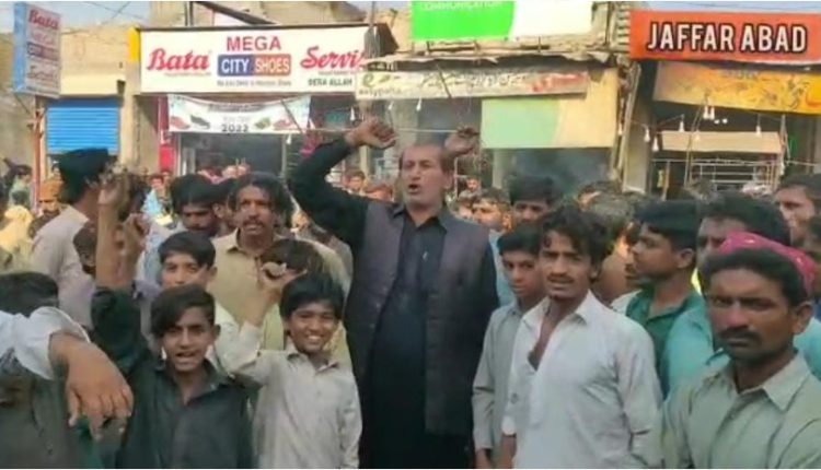 ڈیرہ اللہ یار گزشتہ روز قتل ہونے والے شخص کی لاش مزدور چوک پر ڈیرہ اللہ یار قومی شاہراہ پر رکھ کر احتجاجی مظاہرہ دھرنا دیا گیا