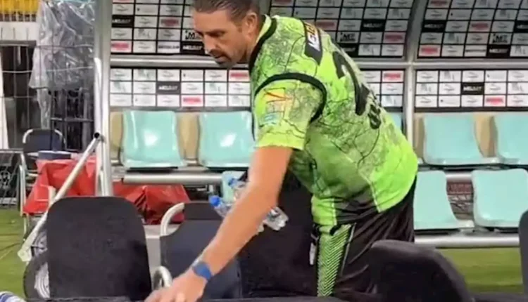 قلندرز کے ڈیوڈ ویزا نے ڈگ آئوٹ کے صفائی کر کے مثال قائم کر دی