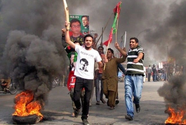 عمران خان کی ممکنہ گرفتاری کارکنوں کا احتجاج،انڈس ہائی وے کئی مقامات پربند کرکے ہرقسم کی ٹریفک بلاک کردی