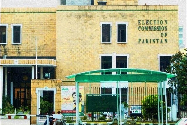 الیکشن کمیشن نے عمران خان کو پارٹی چیئرمین شپ سے ہٹانے کی درخواست پر تہلکہ خیز فیصلہ سنا دیا