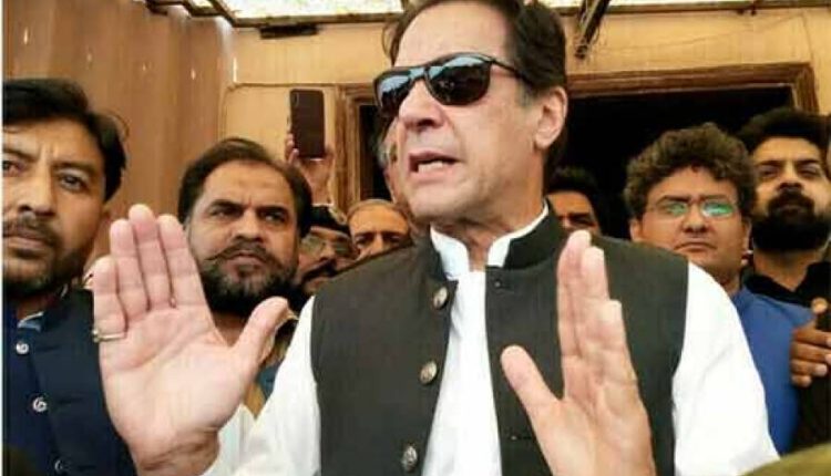 عمران خان پر 36 لاکھ روپے ٹیکس واجب الادا، نوٹس وصول کروانے ٹیم زمان پارک پہنچ گئی