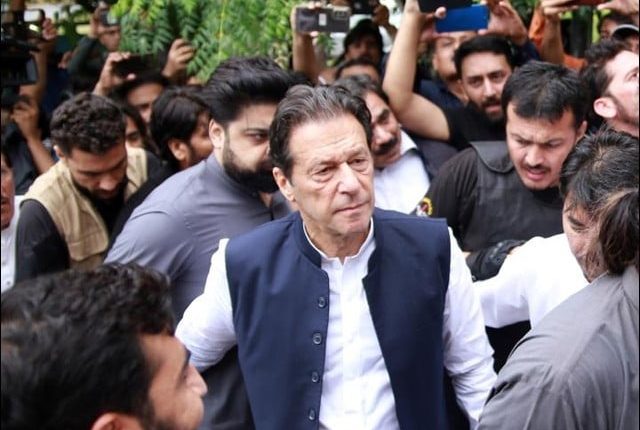 عمران خان کی پیشی کی کوریج روکنے پر پیمرا سے جواب طلب