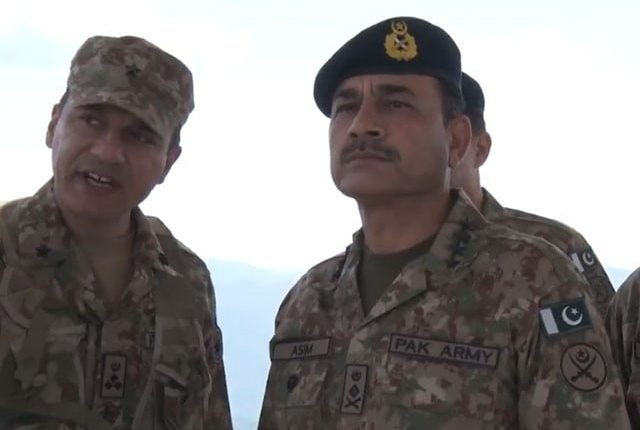 آرمی چیف کا ایل او سی پر اگلے مورچوں کا دورہ، کشمیریوں کی حمایت کا عزم